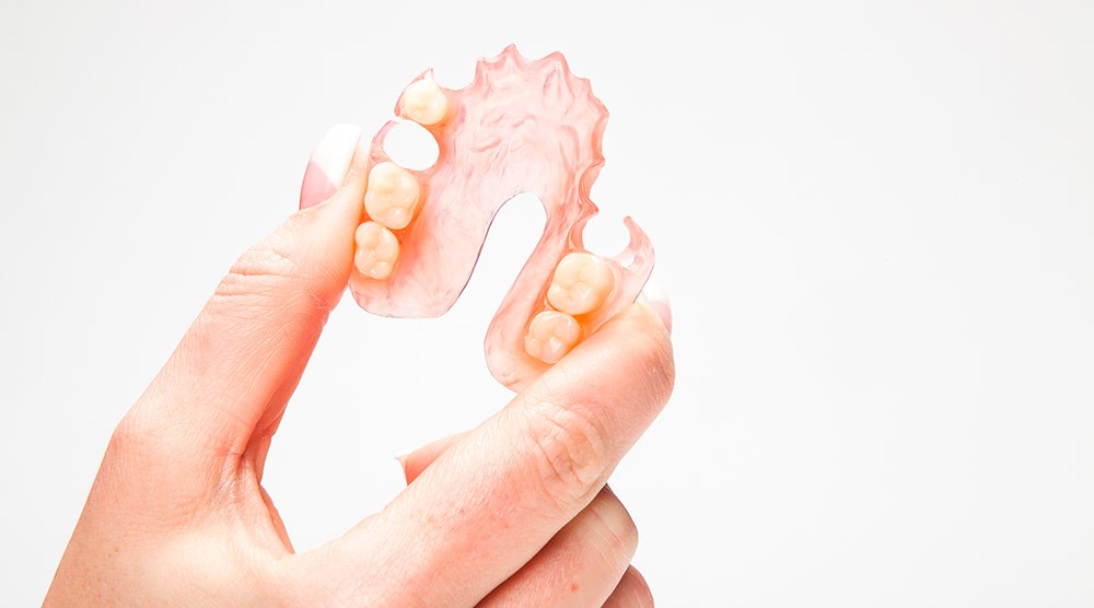 Нейлоновый зубной протез